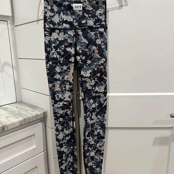 (2419) Lululemon Wunder Under Hi-Rise Tight 28" Sz 2 * LOVED - Picture 5 of 9